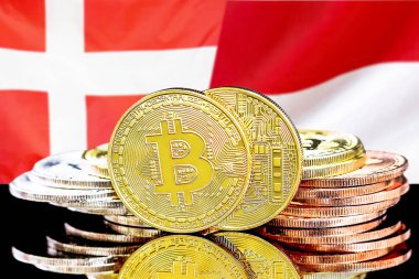 Danimarka ve Monako bayrak arka plan üzerinde bitcoins