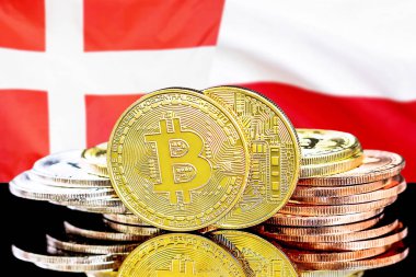 Danimarka ve Polonya bayrak arka plan üzerinde bitcoins
