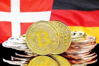Danimarka ve Almanya bayrak arka plan üzerinde bitcoins