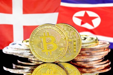Danimarka ve Kuzey Kore bayrağı arka plan üzerinde bitcoins