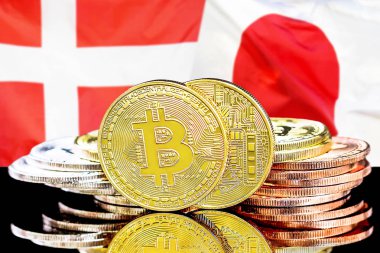 Danimarka ve Japonya bayrak arka plan üzerinde bitcoins