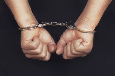 ceza elleri kelepçeli kilitli. yakından görmek