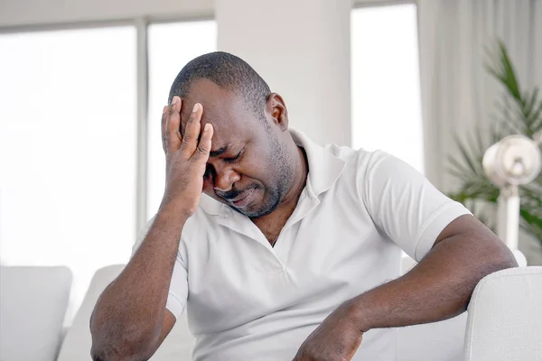 Dolor de cabeza. El hombre aprieta su cabeza —  Fotos de Stock