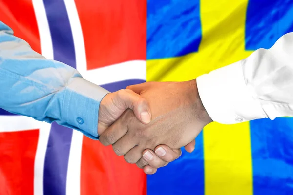 Handshake na Norwegii i Szwecji flagi tle. — Zdjęcie stockowe