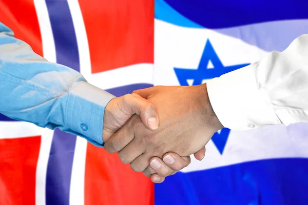 Poignée de main sur fond de drapeau norvégien et israélien . — Photo