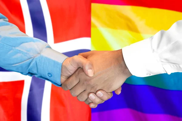 Stretta di mano su Norvegia e LGBT bandiera gay sfondo . — Foto Stock