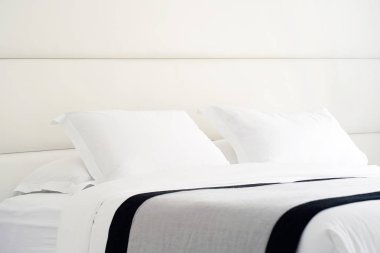 Bir otel odasının içinde.
