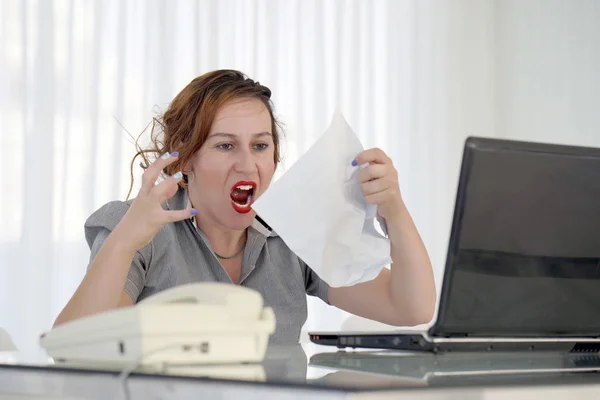 Üzleti nő olvas dokumentumot az irodai munkaterület — Stock Fotó