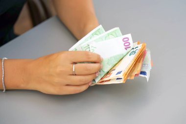 Kadın elleri tutun ve euro banknotlar sayma