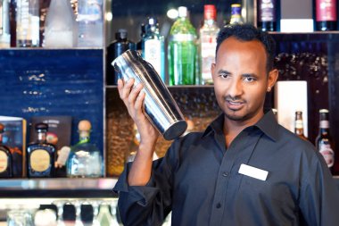 erkek barmen bir kokteyl yapar