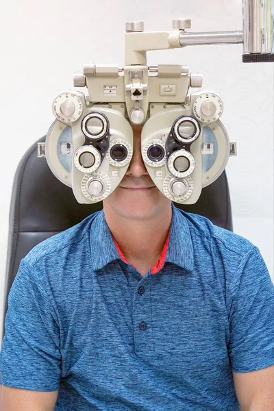 Optometrist que faz o teste da vista para o paciente masculino na clínica — Fotografia de Stock