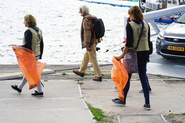 Volunteers collecting garbage in park and street in town. Ecology group. — Stock Photo, Image