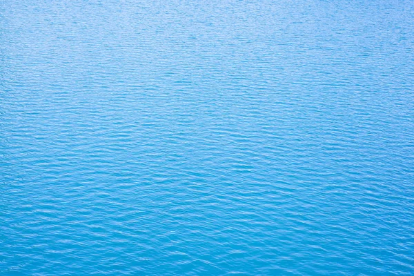 水底清,质地蓝色。海浪特写,低角度视野。海水背景 — 图库照片