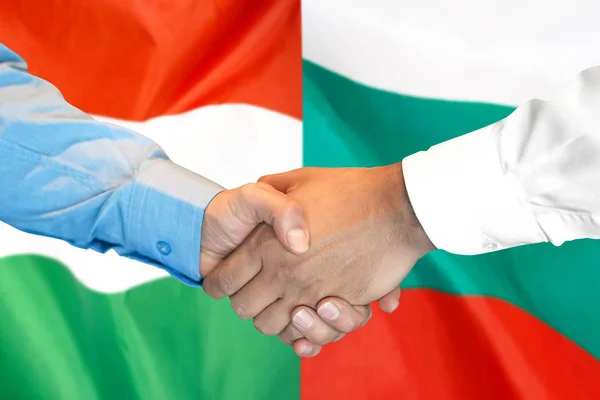 Händedruck auf ungarischer und bulgarischer Flagge. — Stockfoto