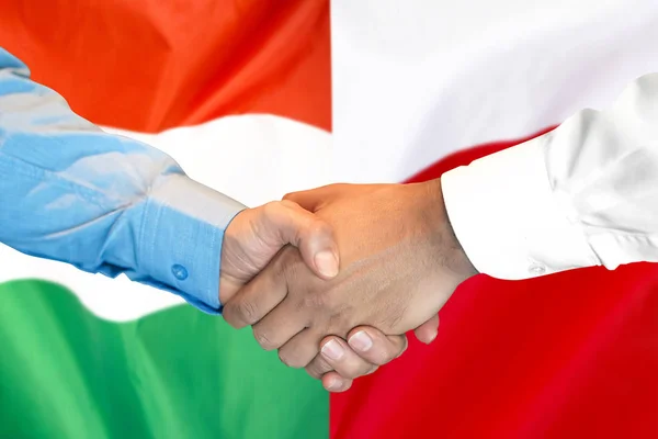 Handshake op Hongarije en Polen vlag achtergrond. — Stockfoto