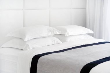 Bir otel odasının içinde.
