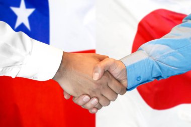Şili ve Japonya bayrak arka plan üzerinde el sıkışma.