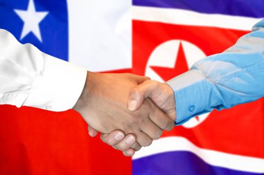 Şili ve Kuzey Kore bayrağı arka plan üzerinde el sıkışma.