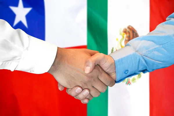 Apretón de manos sobre fondo de bandera de Chile y México . — Foto de Stock