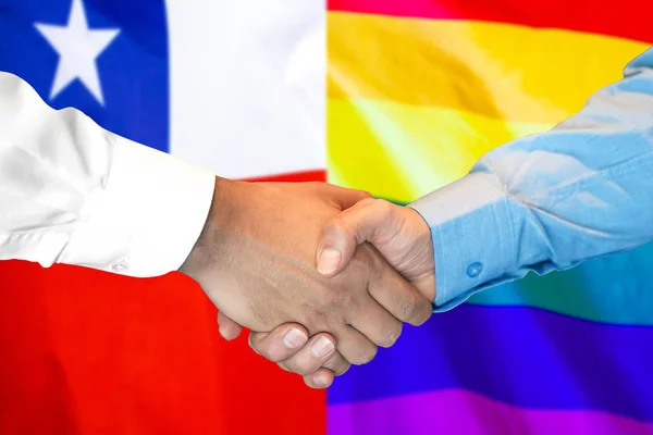 Stretta di mano sul Cile e LGBT bandiera gay sfondo . — Foto Stock
