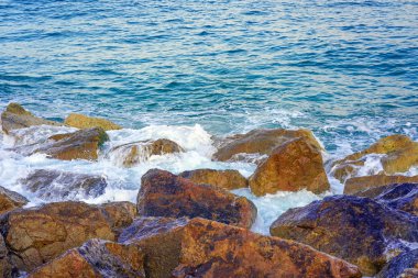 Rüzgarlı havalarda sahilde dalgalar