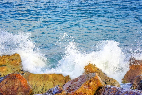 Rüzgarlı havalarda sahilde dalgalar — Stok fotoğraf