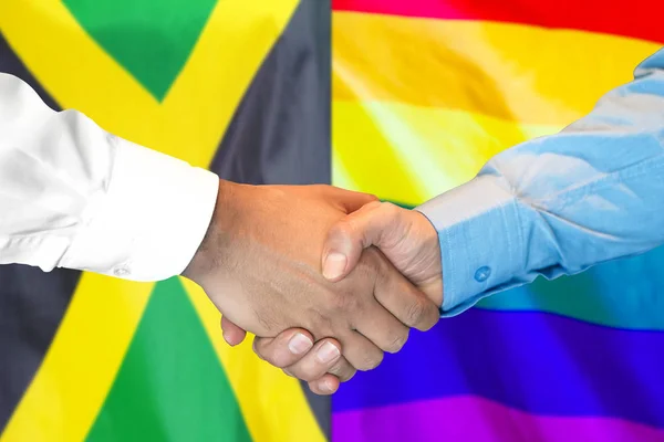 Stretta di mano su Giamaica e LGBT bandiera gay sfondo . — Foto Stock