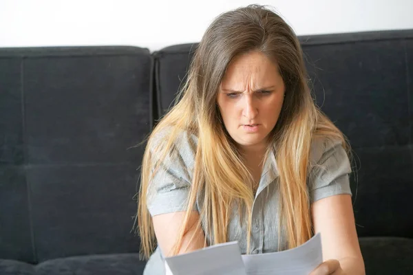 Mujer de negocios leyendo un documento en el espacio de trabajo de la oficina . — Foto de Stock