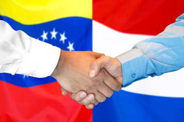 Venezuela ve Hollanda bayrak arka plan üzerinde el sıkışma.