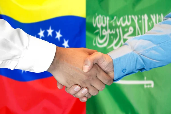 Χειραψία στη Βενεζουέλα και Σαουδική Αραβία σημαία φόντο. — Φωτογραφία Αρχείου