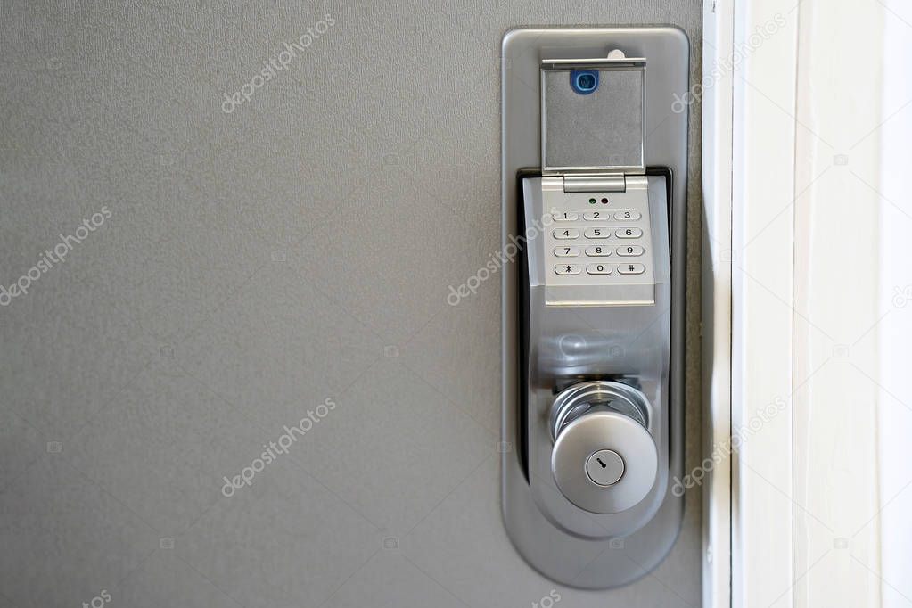 Close-up push-button lock of entrance doors