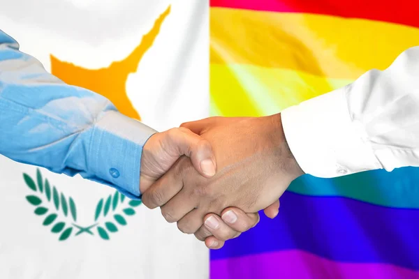 Stretta di mano su Cipro e sfondo bandiera gay LGBT . — Foto Stock