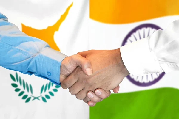 Handskakning på Cypern och Indien flagga bakgrund. — Stockfoto