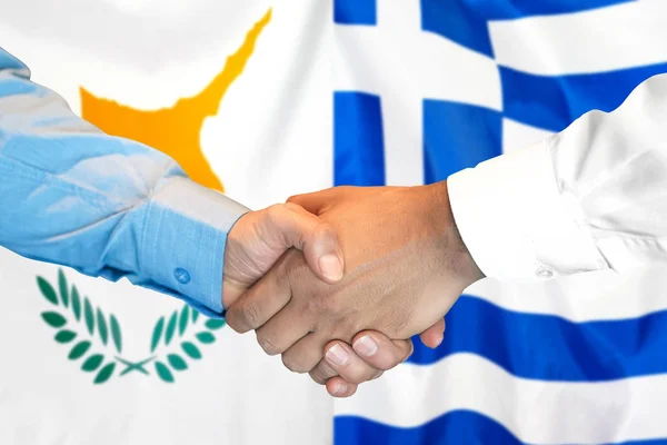 Handshake na Cyprze i Grecji flaga tle. — Zdjęcie stockowe