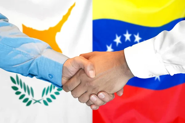 在塞浦路斯和委内瑞拉国旗背景握手. — 图库照片
