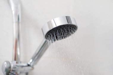 Duş başlığı banyoda su spreyi veya su akışı ile. Vücut temizliği için duş başlığından tatlı su akışı.