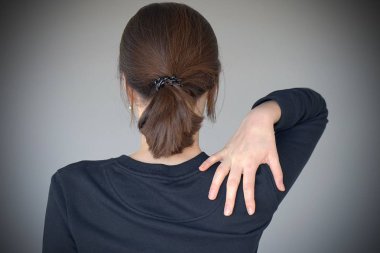 Bir kadının omuz şiddetli ağrı