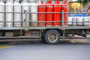 Yolda bir arabanın arka gaz silindirleri.