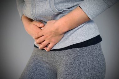 Bir kız karında ağrı