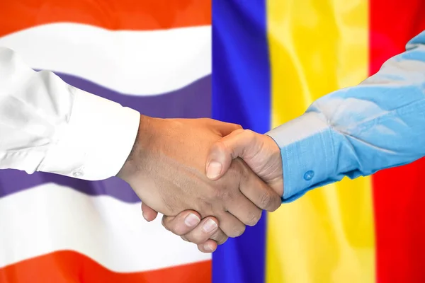 Handshake op Thailand en Moldavië vlag achtergrond. — Stockfoto