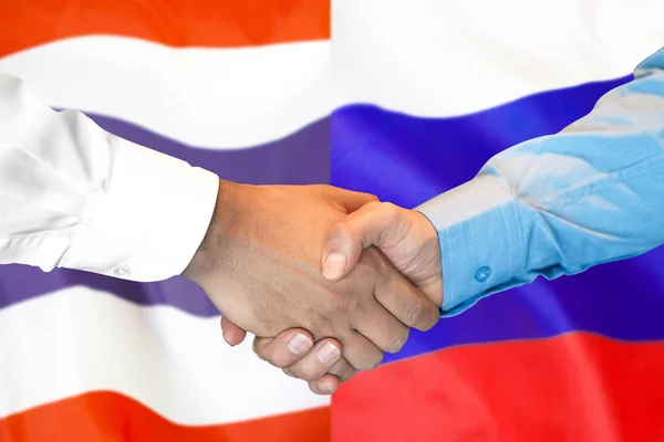 Apretón de manos en Tailandia y Rusia bandera de fondo . — Foto de Stock