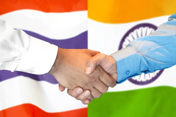Handskakning om Thailand och Indien flagga bakgrund. — Stockfoto