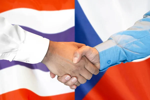 Рукопожатие на фоне флага Таиланда и Чехии . — стоковое фото