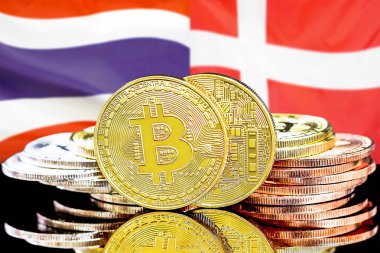 Tayland ve Danimarka bayrak arka plan üzerinde Bitcoins