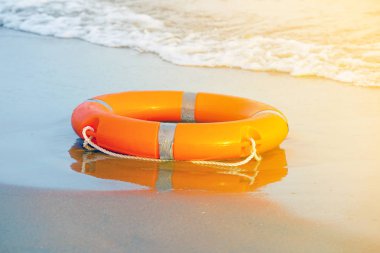 Kırmızı lifebuoy havuz halka yüzer. Deniz kumlarında yaşam halkası. 