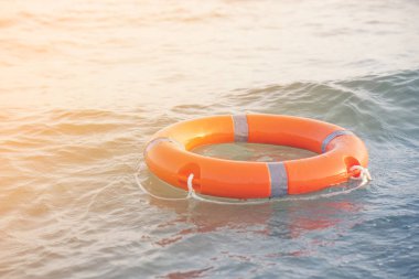 Kırmızı lifebuoy havuz halka yüzer. Deniz kumlarında yaşam halkası. 