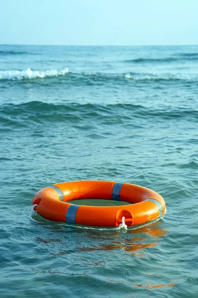 Flutuador de anel de piscina laranja lifebuoy — Fotografia de Stock