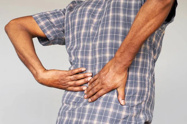 Anciano africano, dolor en la parte baja de la espalda . — Foto de Stock