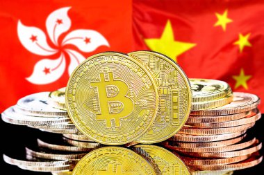 Hong Kong ve Çin bayrağı arka plan üzerinde Bitcoins