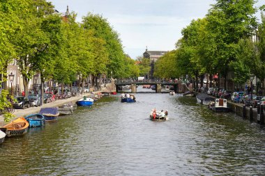amsterdam kanal köprüsünden görünümü